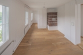 4½ & 6½-Zimmer-Zweifamilienhaus, einseitig angebaut & Rheinwiese - Schlafzimmer mit Kachelofen