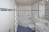 4½ & 6½-Zimmer-Zweifamilienhaus, einseitig angebaut & Rheinwiese - Eckbadewanne