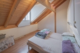 6½ & 4½ -Zimmer-Zweifamilienhaus, einseitig angebaut & Rheinwiese - Schlafzimmer 1
