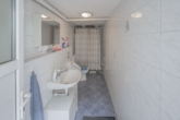 6½ & 4½ -Zimmer-Zweifamilienhaus, einseitig angebaut & Rheinwiese - WC/Dusche Werkstatt/Garage
