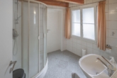 6½ & 4½ -Zimmer-Zweifamilienhaus, einseitig angebaut & Rheinwiese - Dusche