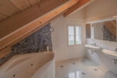 6½ & 4½ -Zimmer-Zweifamilienhaus, einseitig angebaut & Rheinwiese - Badezimmer mit Eckbadewanne